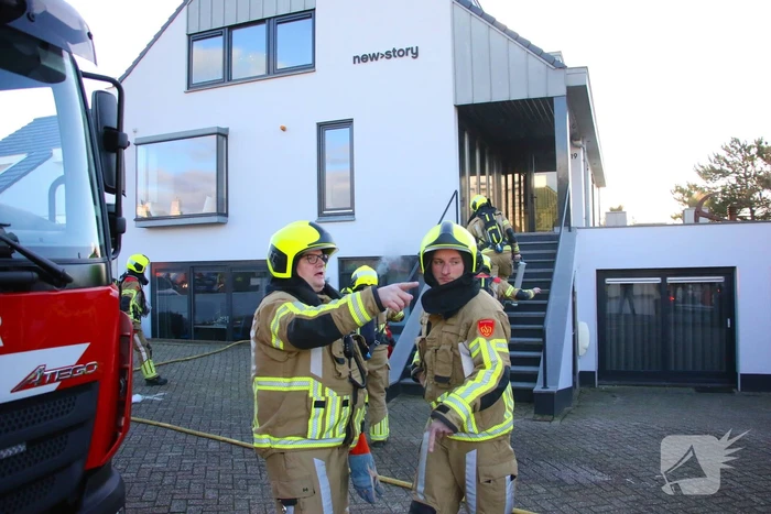 Veel rookontwikkeling bij brand in kantoorpand