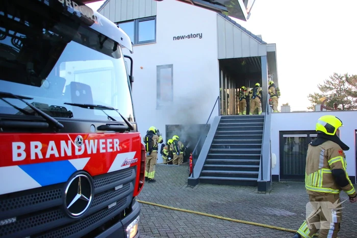 Veel rookontwikkeling bij brand in kantoorpand