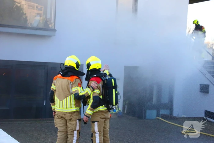 Veel rookontwikkeling bij brand in kantoorpand
