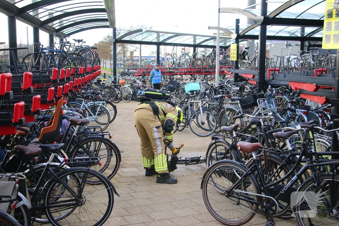Elektrische fiets vat vlam in fietsenstalling