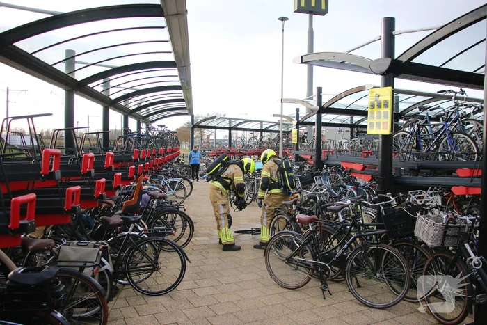 Elektrische fiets vat vlam in fietsenstalling