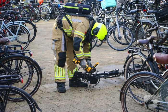 Elektrische fiets vat vlam in fietsenstalling