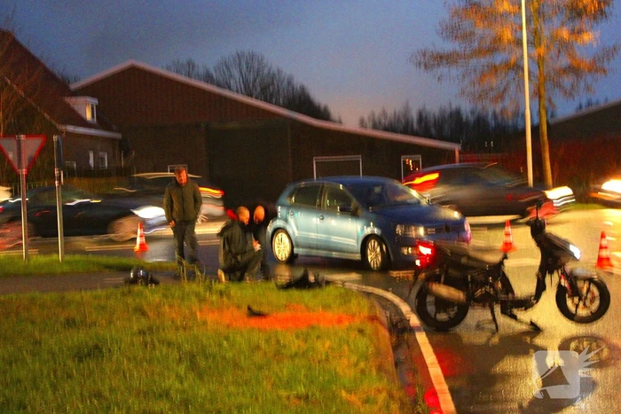 Afslaande automobilist ziet scooterrijder over het hoofd