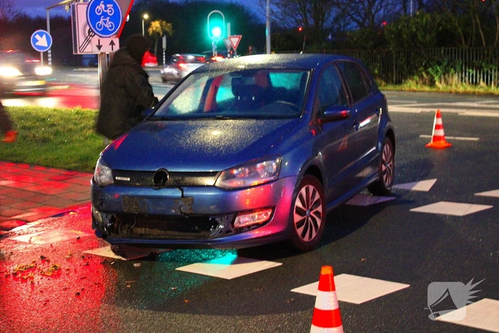 Afslaande automobilist ziet scooterrijder over het hoofd