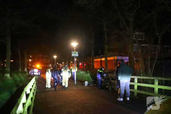 Hulpdiensten halen vrouw uit water