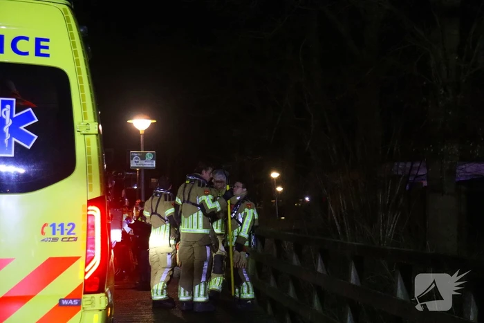 Hulpdiensten halen vrouw uit water