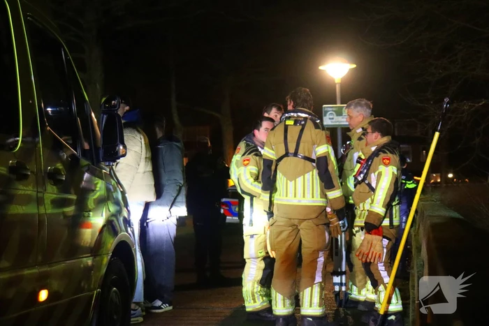 Hulpdiensten halen vrouw uit water