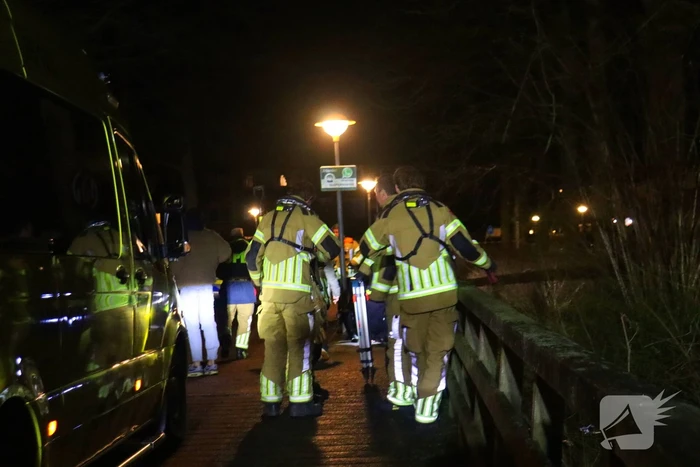 Hulpdiensten halen vrouw uit water