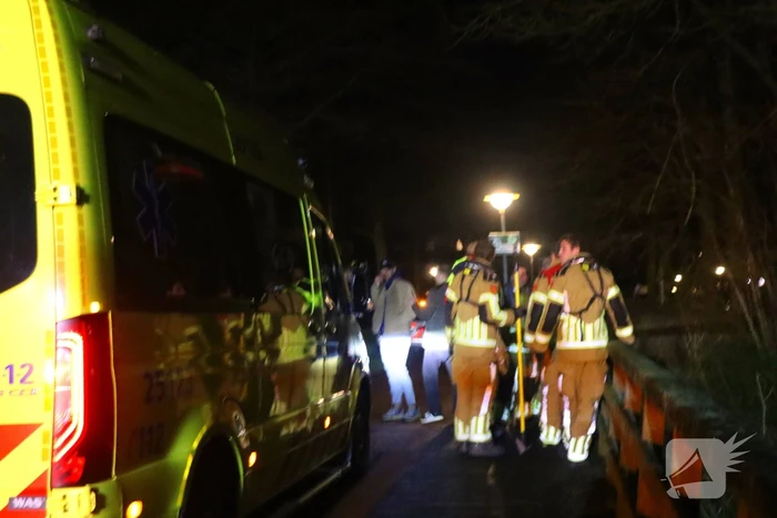 Hulpdiensten halen vrouw uit water