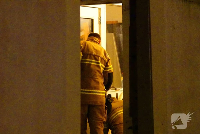Brandalarm in woning, brandweer forceert deur