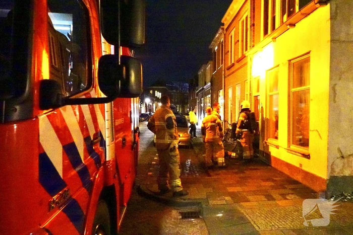 Brandalarm in woning, brandweer forceert deur