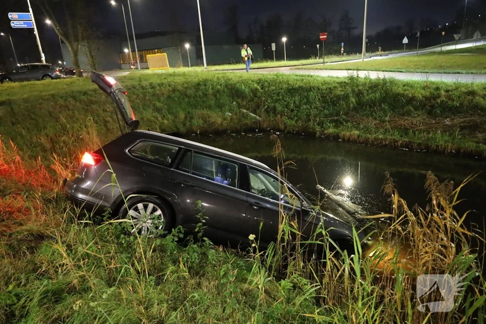Automobilist vliegt uit de bocht en belandt in water