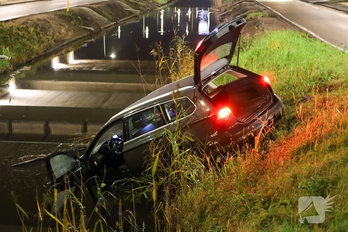 Automobilist vliegt uit de bocht en belandt in water