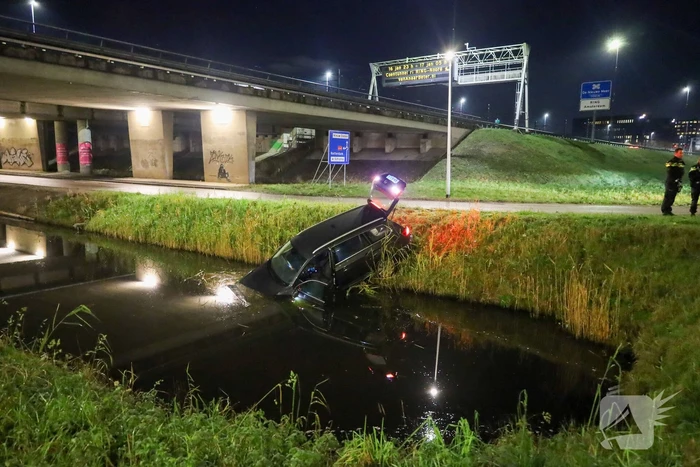 Automobilist vliegt uit de bocht en belandt in water
