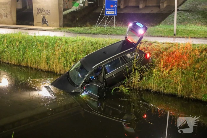 Automobilist vliegt uit de bocht en belandt in water