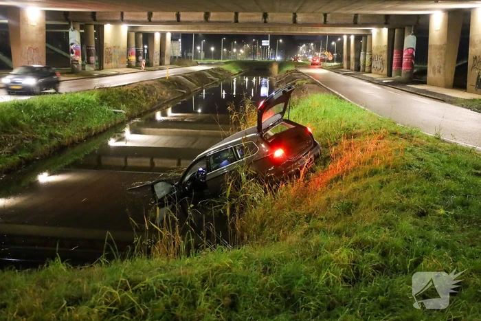 Automobilist vliegt uit de bocht en belandt in water