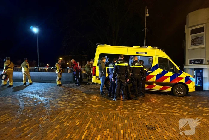 Persoon gered na val in water