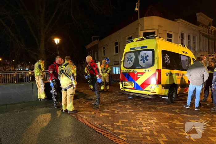 Persoon gered na val in water