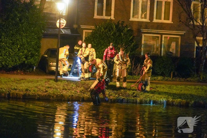 Persoon gered na val in water