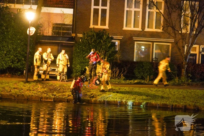 Persoon gered na val in water