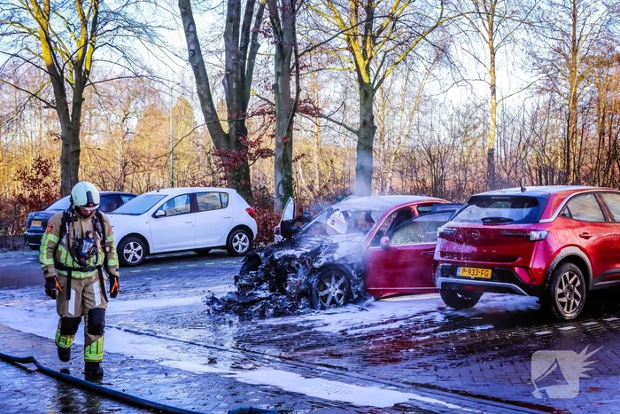 Personenwagen verwoest door brand