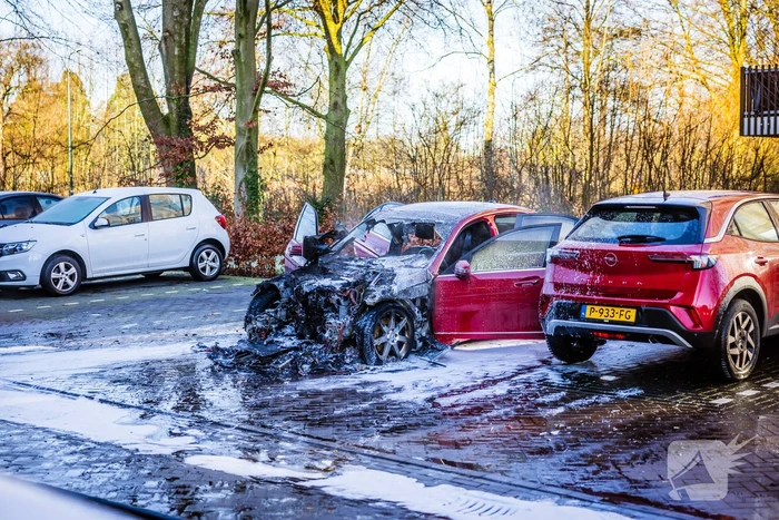 Personenwagen verwoest door brand
