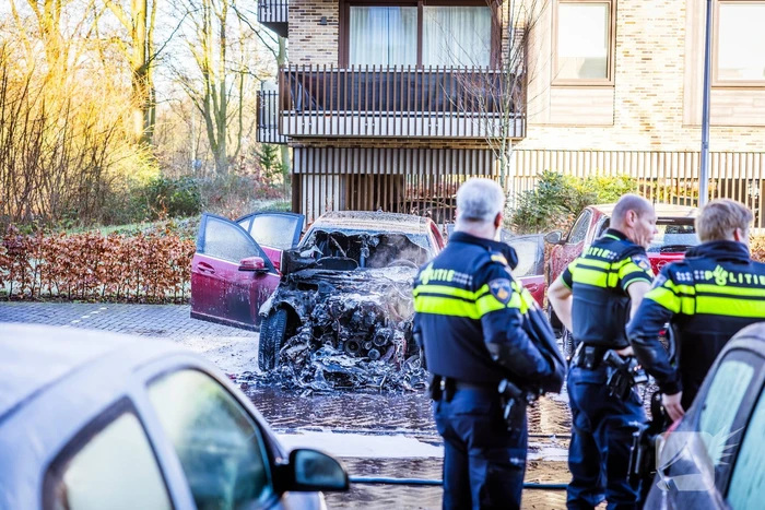 Personenwagen verwoest door brand