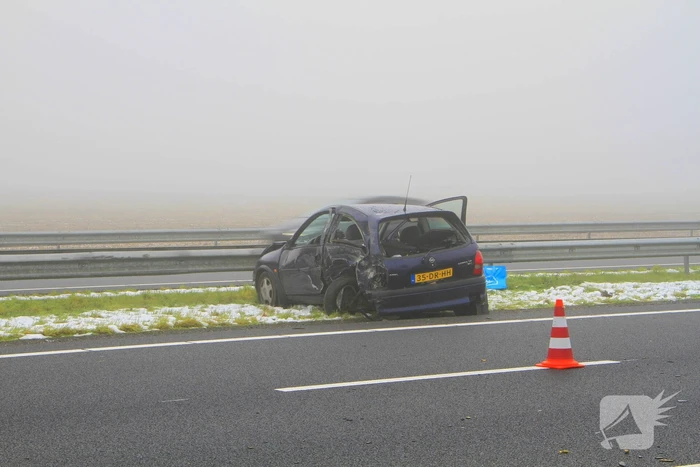 Auto zwaar beschadigd na botsing met vrachtwagen