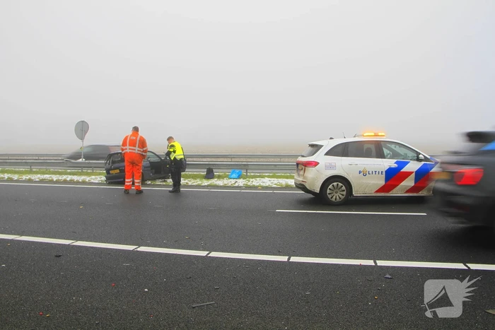 Auto zwaar beschadigd na botsing met vrachtwagen