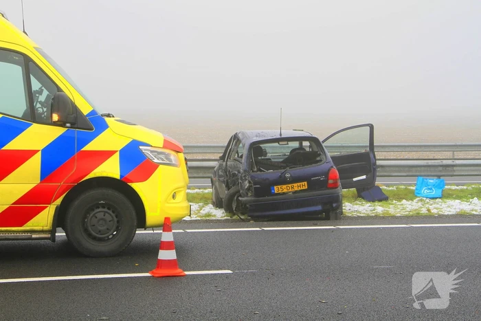 Auto zwaar beschadigd na botsing met vrachtwagen