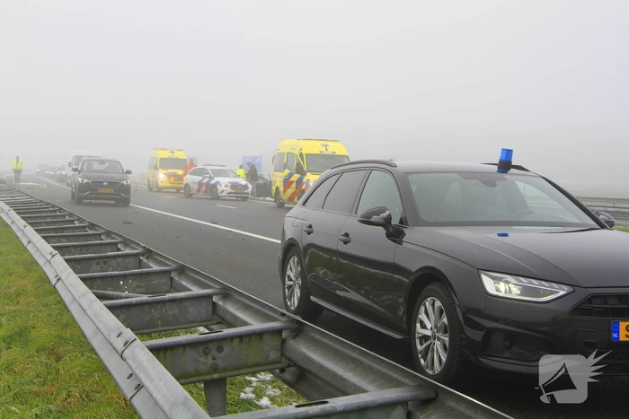 Auto zwaar beschadigd na botsing met vrachtwagen