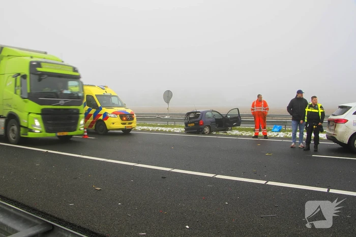 Auto zwaar beschadigd na botsing met vrachtwagen