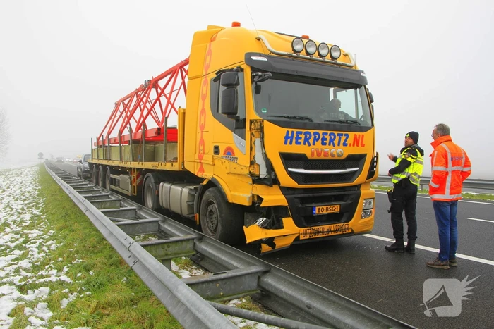 Auto zwaar beschadigd na botsing met vrachtwagen