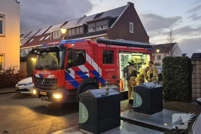 Brandweer dooft brand in ondergrondse vuilcontainer