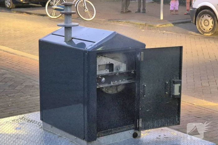 Brandweer dooft brand in ondergrondse vuilcontainer