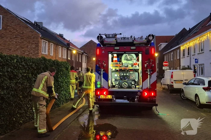 Brandweer dooft brand in ondergrondse vuilcontainer