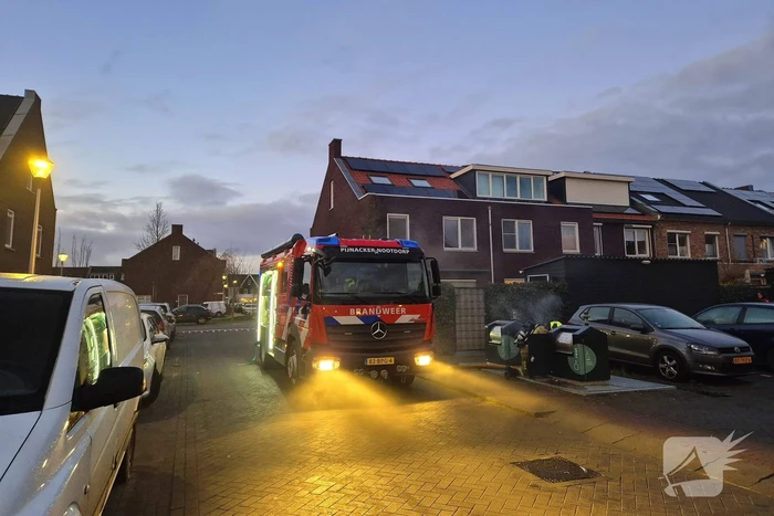 Brandweer dooft brand in ondergrondse vuilcontainer