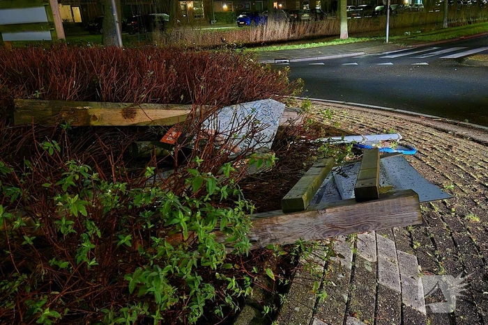 Beschonken bestuurder vliegt over rotonde