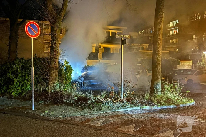 Geparkeerde auto verwoest door brand