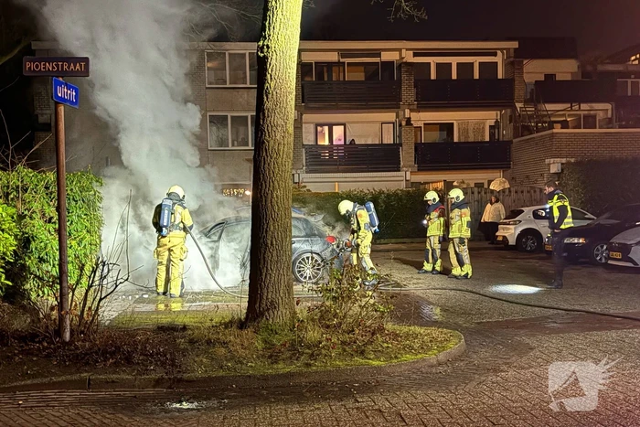 Geparkeerde auto verwoest door brand