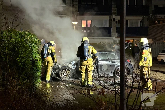 Geparkeerde auto verwoest door brand