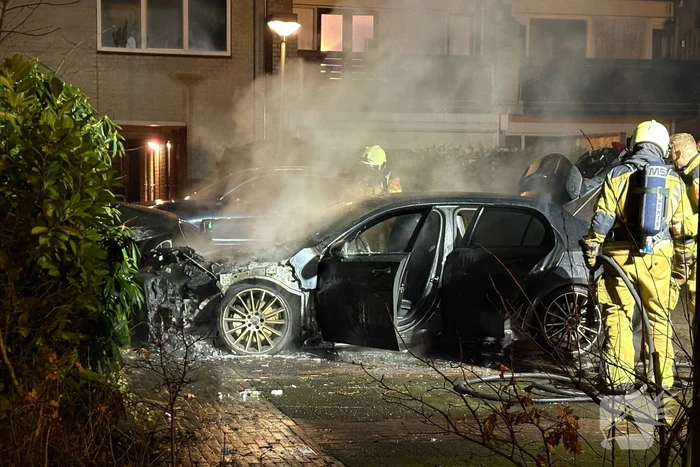 Geparkeerde auto verwoest door brand