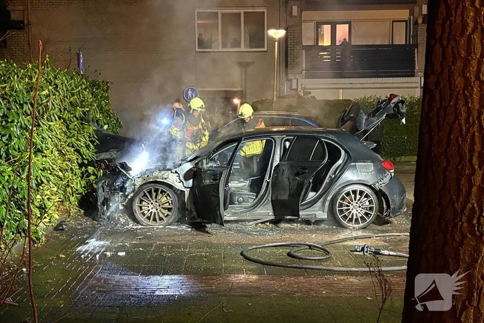 Geparkeerde auto verwoest door brand