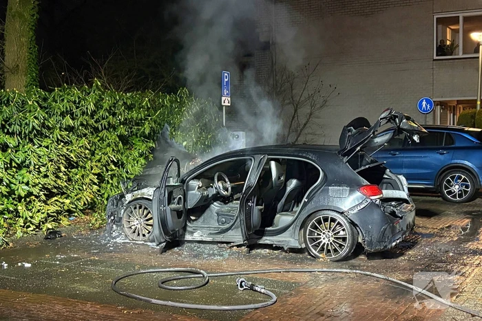 Geparkeerde auto verwoest door brand