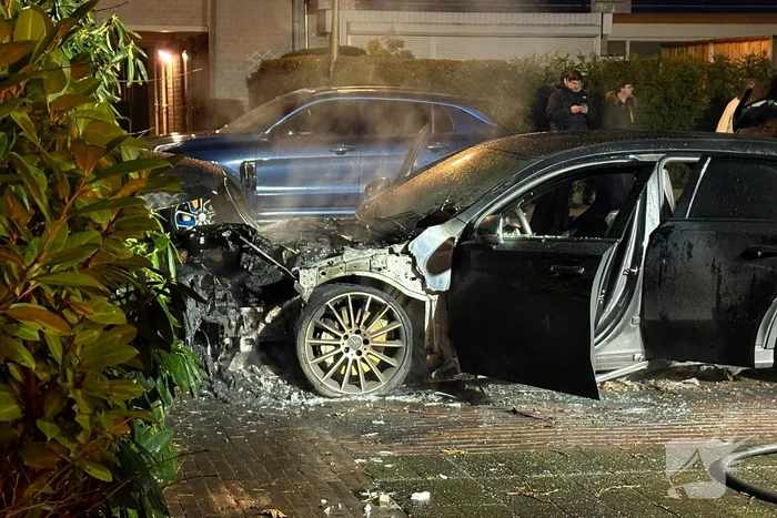 Geparkeerde auto verwoest door brand