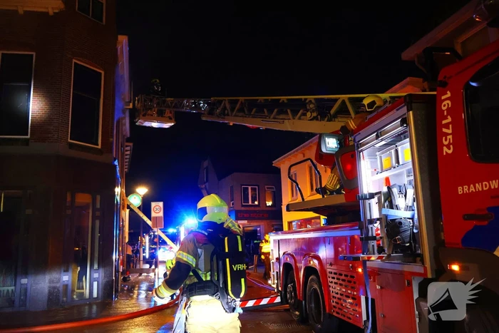 Brandweer ingezet voor grote brand in woning