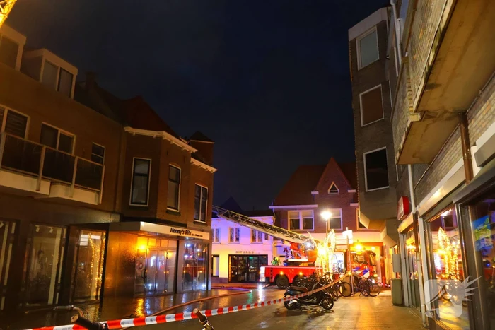 Brandweer ingezet voor grote brand in woning
