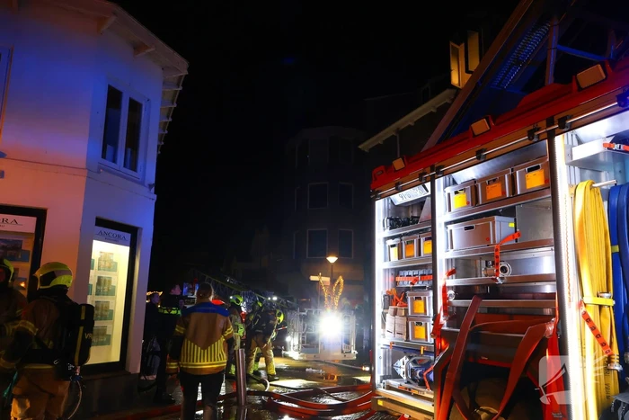 Brandweer ingezet voor grote brand in woning