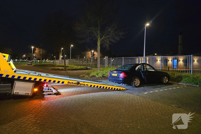 Auto botst tegen boom; bestuurder spoorloos