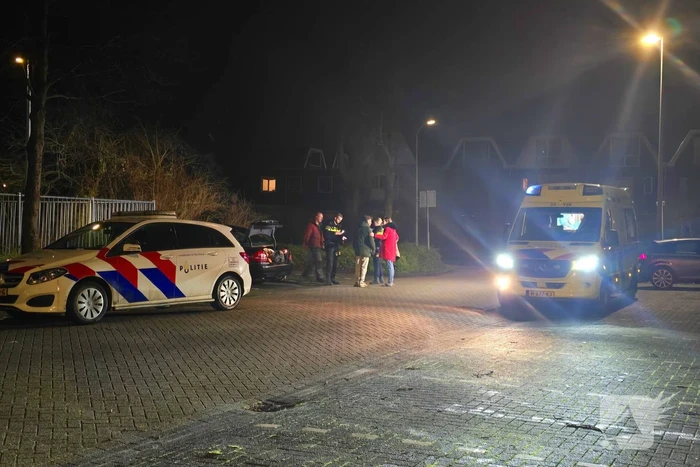 Auto botst tegen boom; bestuurder spoorloos